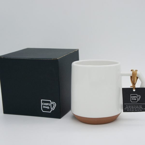 CHIPS Mug 陶瓷杯 380ml - 白色款，與包裝盒平批而放的正面圖片，背景為淺灰色。