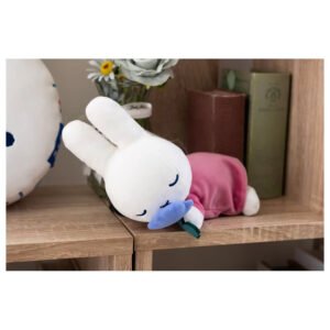 Miffy 睡眠公仔粉紅色裙子藍花朵款放在書架上的放大圖