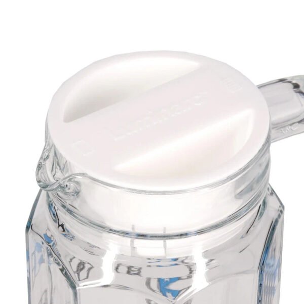 日本製玻璃水壺蓋着白色的蓋子