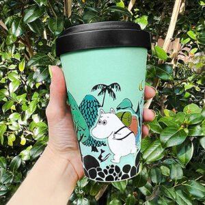 Moomin姆明隨行杯單手拿在手裡的樣子