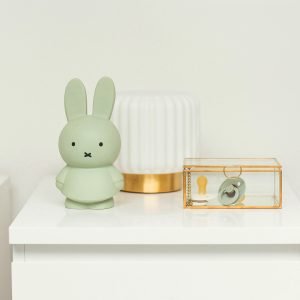 Miffy造型存錢罐S-草綠色款放在枱面上作為擺設 2