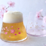 丸モ高木 冷感變色櫻舞富士山寶永玻璃杯 粉紅色 - 倒入冰啤酒時氣泡出現在山形杯上方 pic. 2