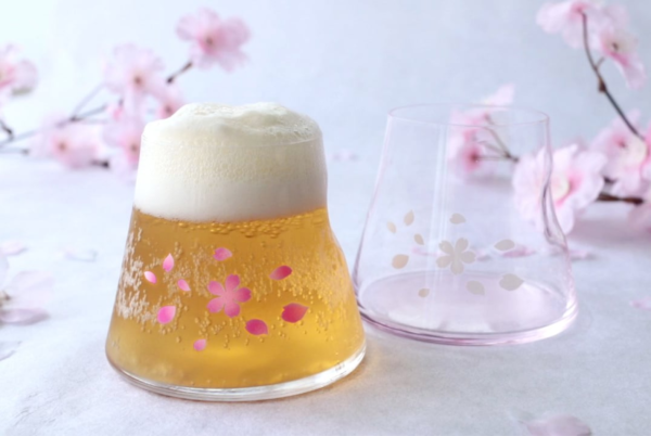 丸モ高木 冷感變色櫻舞富士山寶永玻璃杯 粉紅色 - 倒入冰啤酒時氣泡出現在山形杯上方 pic. 2