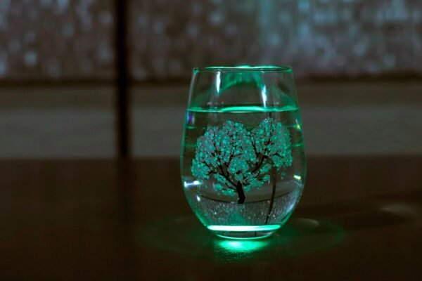 月光冷感杯 櫻花 - single glass with water under the light