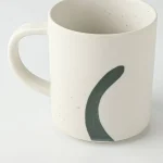 手工繪製貓咪杯白色款，背面有一條可愛的貓尾巴