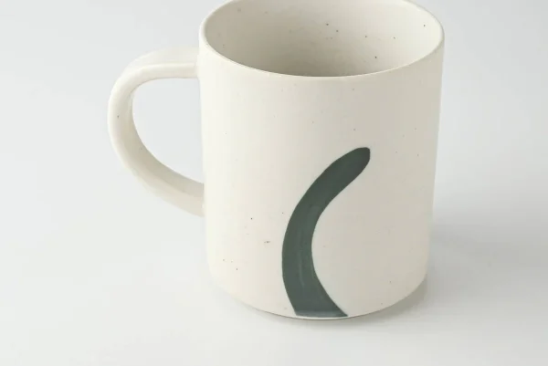 手工繪製貓咪杯白色款，背面有一條可愛的貓尾巴