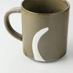 手工繪製貓咪杯灰色款，背面有一條可愛的貓尾巴