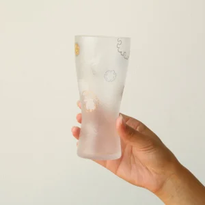 ADERIA石塚硝子 雪兔啤酒杯單手拿在手裡的樣子