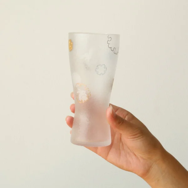 ADERIA石塚硝子 雪兔啤酒杯單手拿在手裡的樣子