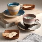 Aito 美濃燒杯碟 6件套裝，包括兩隻美濃燒杯及碟和兩隻小方木碟，展現獨特的釉面圖案和美式風格。