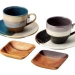 Aito 美濃燒杯碟 6件套裝，包括兩隻美濃燒杯及碟和兩隻小方木碟，展現獨特的釉面圖案和美式風格。 圖2