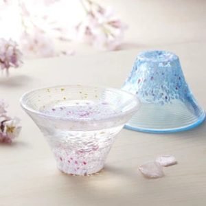 東洋佐佐木 櫻富士酒杯禮盒套包括粉紅色與粉藍色杯各一個