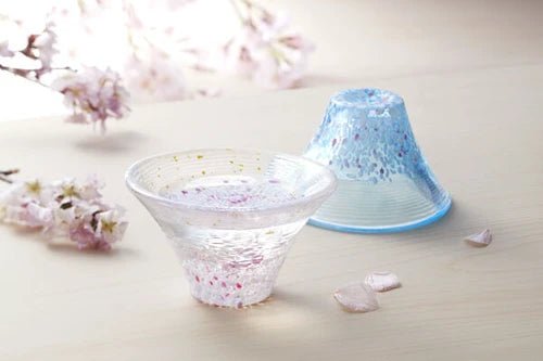 東洋佐佐木 櫻富士酒杯禮盒套包括粉紅色與粉藍色杯各一個