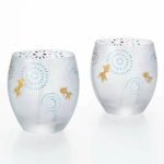 ADERIA石塚硝子夏日煙火矮身杯 一對裝，杯身有生動的金色金魚和煙火盛放的裴飾圖案