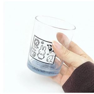 Miffy & Animals 玻璃杯 - 藍色 單手拿在手裡的樣子