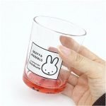 Miffy & Animals 玻璃杯 - 紅色 單手拿在手裡的樣子