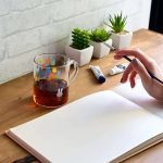 Miffy 耐熱玻璃杯 - 博物館款, 杯子裡裝了茶放在書枱上。