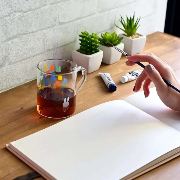 Miffy 耐熱玻璃杯 - 博物館款, 杯子裡裝了茶放在書枱上。