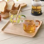 Miffy 彩色手柄耐熱玻璃杯 - 棕色和綠色,棕色杯子裡裝了茶。