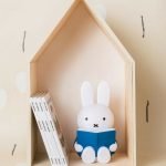 Miffy 造型存錢罐 - 閱讀款藍色 (M) 擺放在木架上漂亮的展示圖