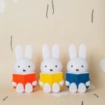 Miffy 造型存錢罐 - 閱讀款藍色、紅色與黃色(M)