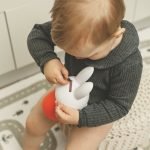 Miffy 造型存錢罐 - 小孩把硬幣放進紅色Miffy 存錢罐