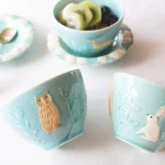 浮雕杯子上有四種生動可愛的的森林動物包括：兔子、貓頭鷹、鹿和刺猬，並搭配精緻的花朵圖案