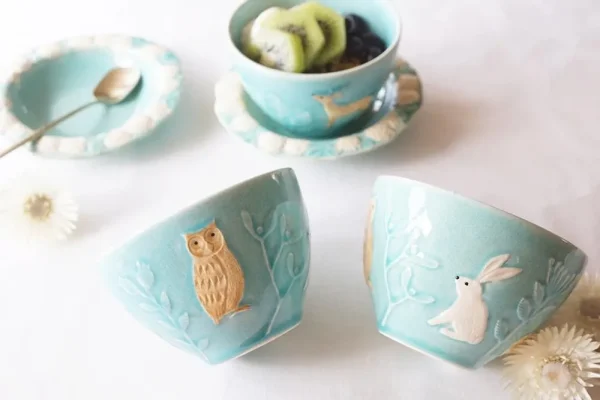 浮雕杯子上有四種生動可愛的的森林動物包括：兔子、貓頭鷹、鹿和刺猬，並搭配精緻的花朵圖案