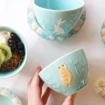 浮雕杯子上貓頭鷹和兔子等動物的圖案非常可愛