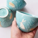 浮雕杯子拿在手裏的樣子