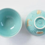 俯視圖,兩個碗,一個面朝上,可見碗內部;另一個底朝上,可見底部和標誌。 / Top view of two bowls, one facing up to show the inside, and the other bottom up to reveal the bottom and logo.