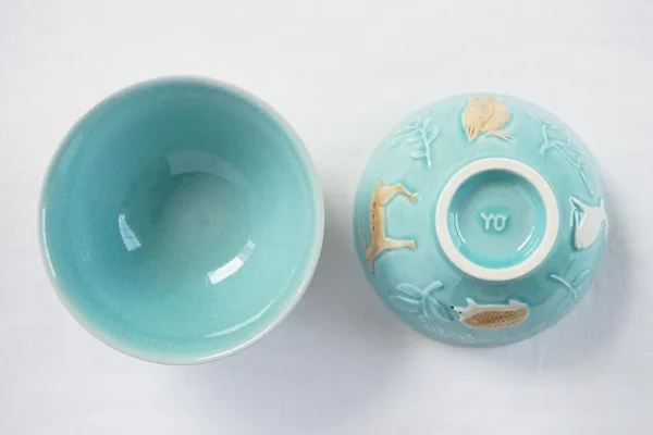 俯視圖,兩個碗,一個面朝上,可見碗內部;另一個底朝上,可見底部和標誌。 / Top view of two bowls, one facing up to show the inside, and the other bottom up to reveal the bottom and logo.