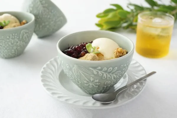 淡綠色杯子裝着食物放在碟上