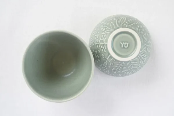 淡綠色杯子碗內與碗底的俯視圖