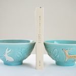 Yoshizawa 益子燒森林動物飯碗兩個平牌顯示兔子和小鹿的正面