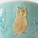Yoshizawa 益子燒森林動物飯碗上的貓頭鷹圖案特寫