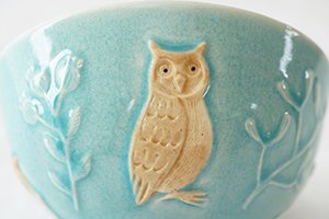 Yoshizawa 益子燒森林動物飯碗上的貓頭鷹圖案特寫