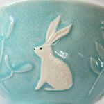 Yoshizawa 益子燒森林動物飯碗上的白色兔子圖案特寫