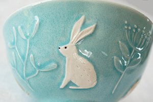 Yoshizawa 益子燒森林動物飯碗上的白色兔子圖案特寫