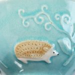 Yoshizawa 益子燒森林動物飯碗上的刺蝟圖案特寫