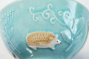 Yoshizawa 益子燒森林動物飯碗上的刺蝟圖案特寫