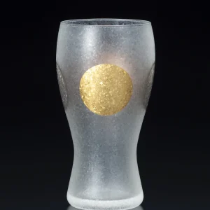 日本製 ADERIA 石塚硝子 金箔日月紋磨砂啤酒杯杯子有金色圓形圖案的一邊，背景是黑色。