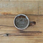 啡色的 Studio M' Mountain 直角手柄粗陶杯放在木枱上,底部向上的俯視圖。