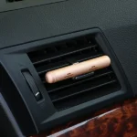 生活の木 車用香氛夾金色款車內使用場景圖