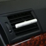 生活の木 車用香氛夾銀色款車內使用場景圖 2