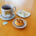 紫色 I LOVE CAT！ 貓咪面圖案陶瓷杯放在枱上