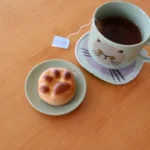 綠色 I LOVE CAT！ 貓咪面圖案陶瓷杯放在枱上