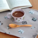 粉紅色 CDF ètendue I LOVE CAT！貓咪湯碗裝着湯放在枱上，旁邊放着木湯匙