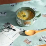 綠色 CDF ètendue I LOVE CAT！貓咪湯碗裝着湯放在枱上，旁邊放着木湯匙