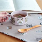 粉紅色 CDF ètendue I LOVE CAT！貓咪湯碗裝着湯放在枱上，旁邊放着木湯匙